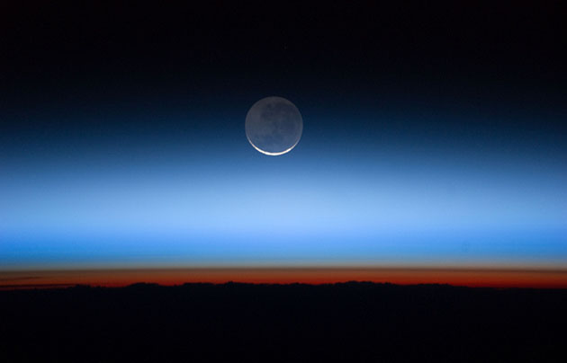 Moon over Earth. / Nasa (Flickr, CC)