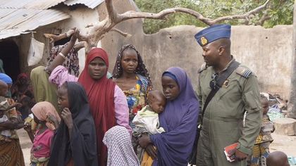 A Nigerian soldier with hostage women and children freed from Boko Haram. / Reuters