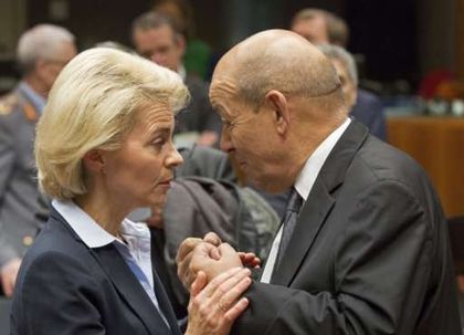 German Defence Minister Ursula von der Leyen and French counterpart Jean-Yves Le Drian. / Reuters