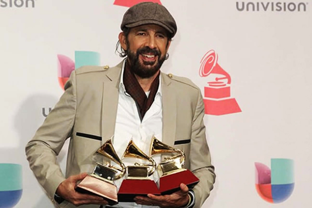Juan Luis Guerra, with his three Latin Grammy Awards of 2015. / Latin Grammy,juan luis guerra, grammy, 2015