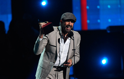 Guerra celebrates one of the Grammy during the 2015 ceremony. / Latin Grammy