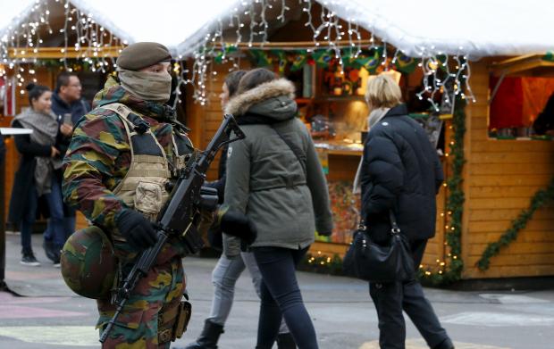 A Belgian soldier patrols along a Christmas market in Brussels. / Agencies,brussels, police, lockdown, christmas