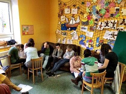 Sutdents pray together in the Czech Republic. / UKH