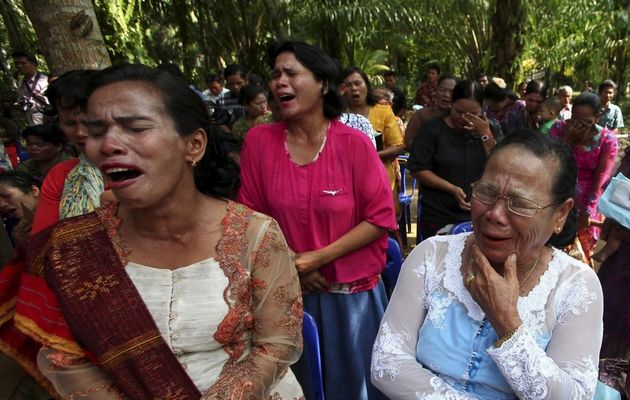 Indonesian Christian women cried after losing their church building. / Reuters,