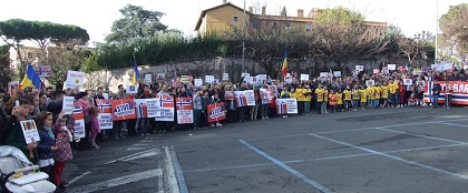 Protestors support the Bodnariu family in Rome, on Friday 8 January. / BuonaNotizia