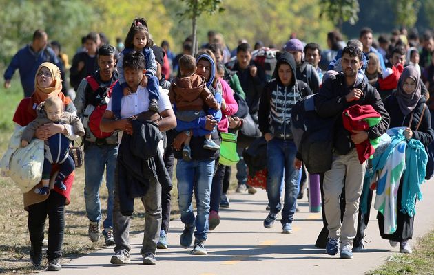 A group of refugees crosses the Hungarian border, in 2015. / Reuters,