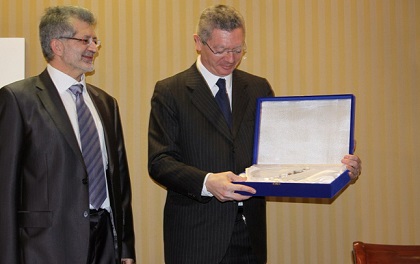 The Justice Minister of the Spanish government receives the Unamuno prize from Protestante Digital and Evangelical Focus director Pedro Tarquis (left), in 2014. / PD