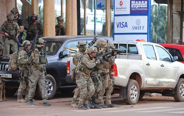 French forces outside the hotel, after the attack. / EPA,burkina faso, attacks, Al Qaida