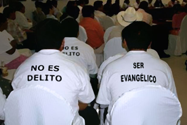 It is not a crime to be evangelical, the t-shirts says / La Jonada,mexico persecution