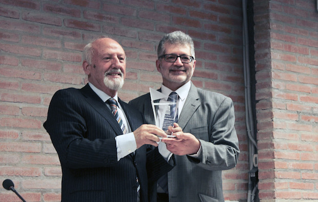 José María Calviño receives the Unamuno prize from Pedro Tarquis, director of Protestante Digital and Evangelical Focus. / Marina Acuña,calviño tarquis unamuno prize
