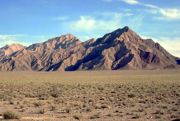 Caravanserai Zeinodin desert, in Iran. / D. Stanley (Flickr, CC),iran, desert, Caravanserai Zeinodin, refugees, women