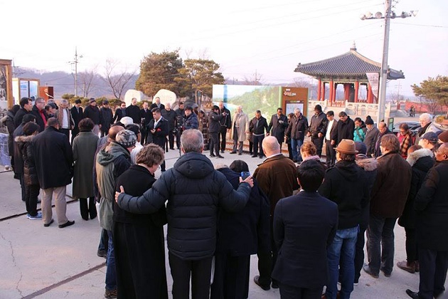 ILF Participants at the DMZ pray for peace and the reunification of Korea. / WEA,wea, north korea, south korea, evangelicals, peace