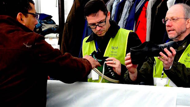 Volunteers of Baptist Church of Cerdanyolagiving shoes to the refugees in Slavonski Brod, Croatia. / Rebost Solidari de Cerdanyola,voluntarios zapatos refugiados