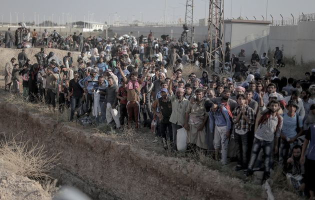 Syrian refugees wait for the Turkish army to allow them to enter Turkey /Ahmed Deeb/Al Jazeera,