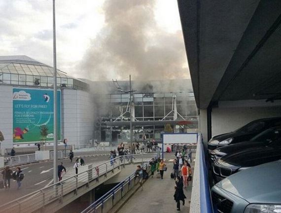 Passengers leave Brussels airport after the explosion. / Miriam Goldman (Twitter)
