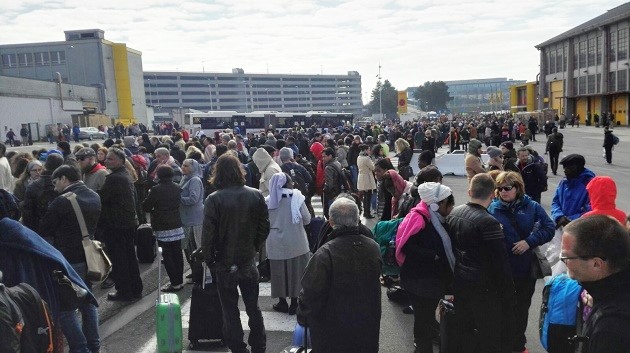 A group of people wait outside the Brussels-Zaventem airport building, 2 hours after the explosions. / Photo: Guillem Sampedro,passengers, zaventem, explosion, airport, brussels, testimony