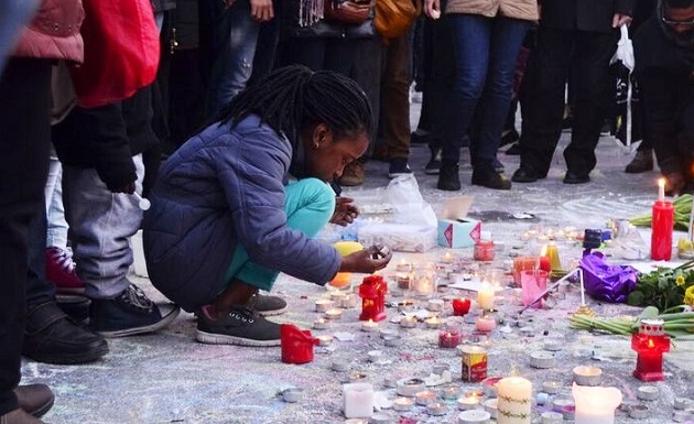 A girl honours the victims one day after the Brussels terrorist attacks, 23rd March 2016. / Photo: Joëlle Philippe,brussels, honur, attacks, children, candle, 