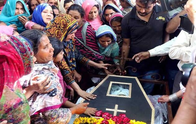 Pakistani Christians mourn the victims. ,pakistan, lahora, easter, attack, assemblies of god