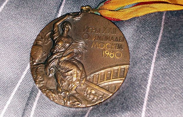 Bronze medal from the 1980 Summer Olympics / Gary Abraham (Wikipedia - CC BY-SA 3.0),