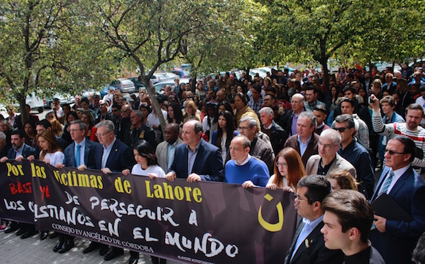 Demonstration in favour of the Lahore victims, in Córdoba (Spain), Sunday April 3. / Consejo Evangélico Provincial de Córdoba,pakistan, demonstration, gathering, evangelicals, protect, media