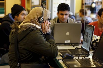 Refugees learning German. / Reuters