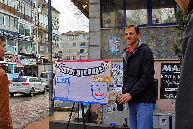 David Byle, predicando en las calles de Turquía. / MSNews,David Byle