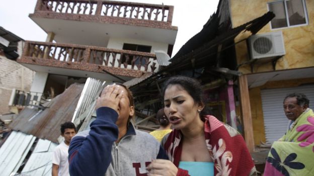 Relatives of victims, after the earthquake. / AP