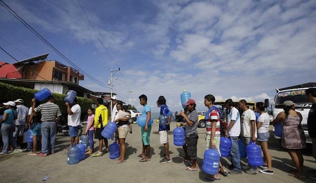 Queues of citizens waiting to get water in Pedernales (Ecuador). / El Universo,