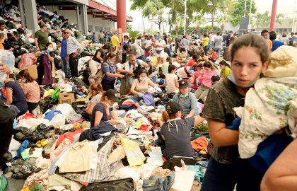 Volunteers preparing humanitarian aid in Ecuador, after the earthquake. / AP