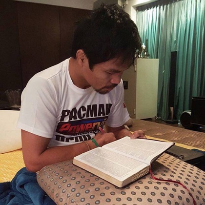 The fighter uploads pictures with his Bible on social networks.