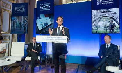 Manuel Valls and two ministers, during the press conference. / EPA