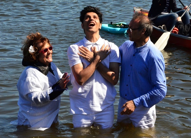 One of the refugees, getting baptised. / Stern - Ellen Ivits.