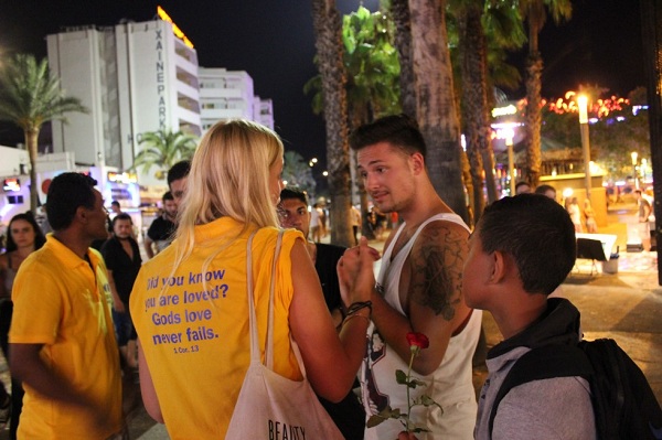 Volunteers of Beach Mission talk to tourists in Lloret de Mar. / Beach Mission,Beach, Mission, Lloret de mar, 