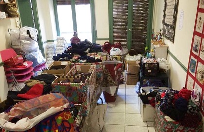 The gift room, where refugees have an opportunity to choose blankets, hats, gloves, tooth brushes, and much more. / Helping Hands
