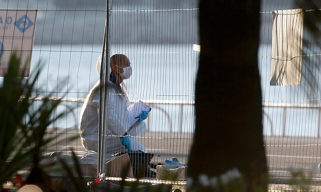 The police works in Nice the day after the attack. / Reuters,