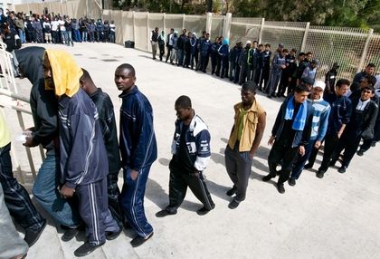 Refugees waiting to enter in a reception center. / MSF