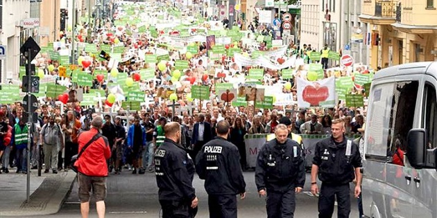 A view of the German March for Life in Berlin, 18th September 2016. / Idea,