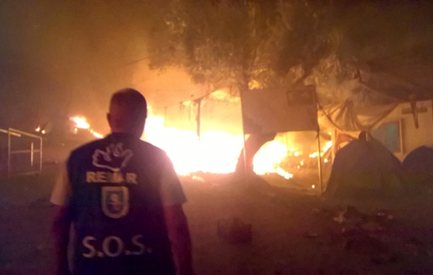 A volunteer near the fire in the Moria camp (Lesvos), on Monday 19th September. / Remar,