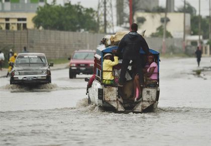 A car crosses a flooded street after Hurricane Matthew in Port-au-Prince. / AFP-Getty