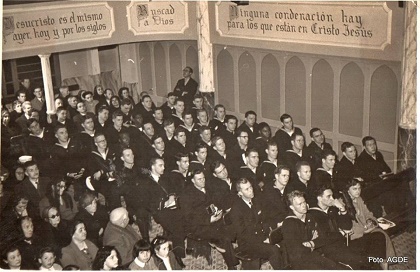 Sailors visit an unidientified church, in the 50s. / AGDE