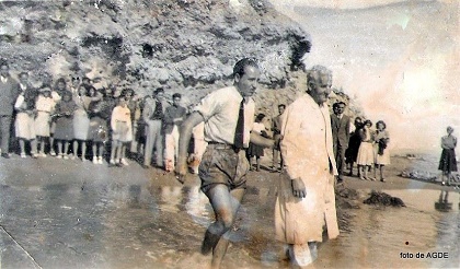 A baptism service in the town of Vilanova La Geltrú, 1948. / AGDE