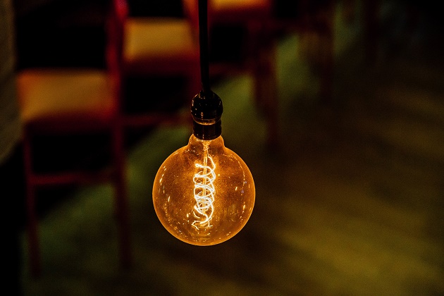 Photo: Armando Ascorve (Unsplash, CC),light bulb