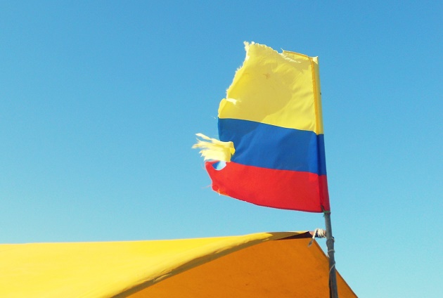 A frayed flag in Colombia. / ColoresMari (Flickr, CC),