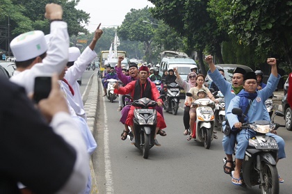 Protesters greet each other in Petamburan, Central Jakarta as they head out to join the large-scale rally. / Jakarta Post