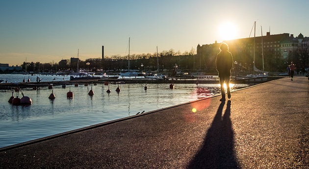Man walking at sunset, Helsinki, Finland. / Giuseppe Milo (Flickr, CC),helsinki, river, man