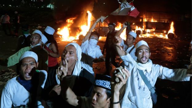 Radical Muslims protest in Jakarta agains the Christian governor, November 2016. / BBC