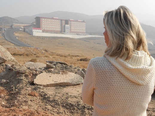 Norine Brunson stands below Izmir's Harmandanli Detention Centre, where her husband had been held since 20 Oct. / WWM,andrew brunson