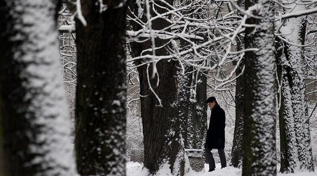 A man walks in the streets of Warsaw / AFP,