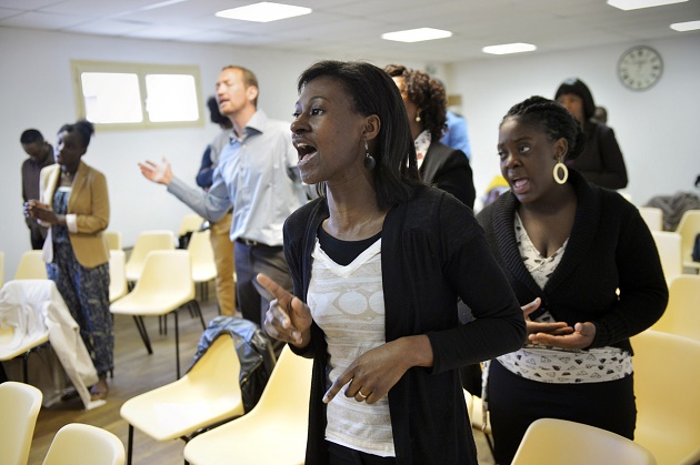 An evangelical church worship service in Chelles, France. / La Croix,evangeliques, france