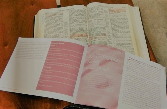 A Bible and the booklet of the 2017 Week of Prayer in a church in Spain. / AEE,